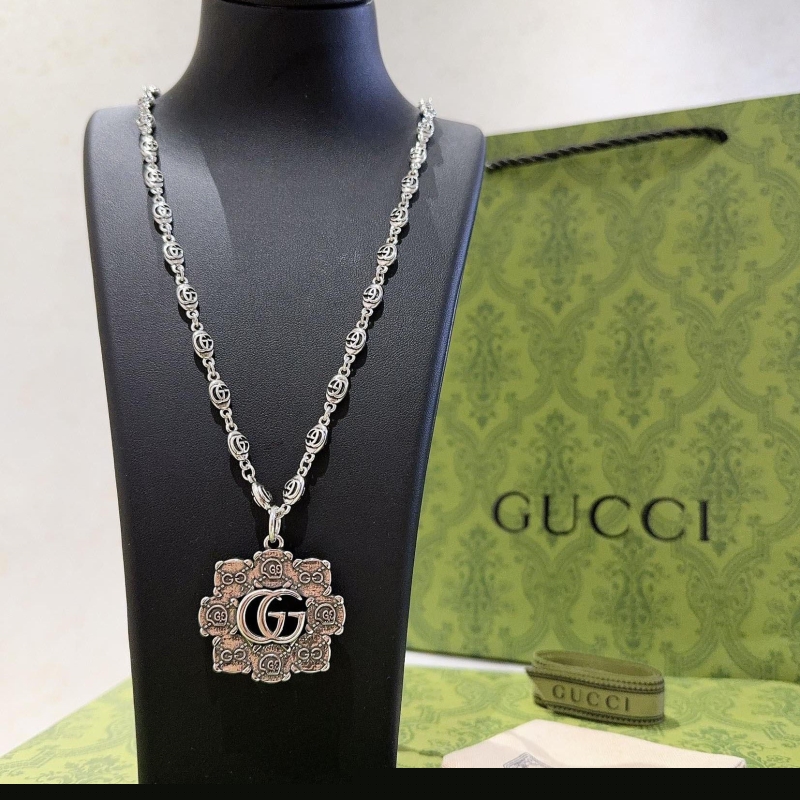 G*u*i necklaces